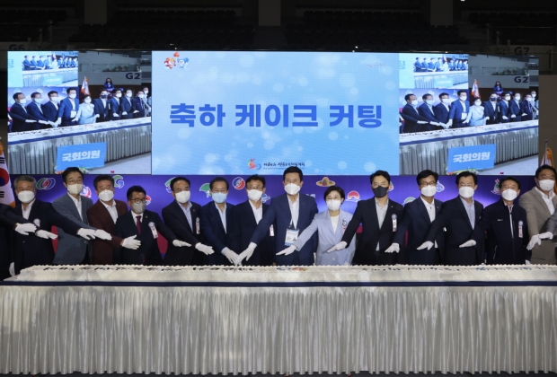 홍준표 대구시장, 이철우 경북도지사, 이강덕 포항시장(순서대로 왼쪽에서 네 번째~여섯 번째)의 축하 케이크 커팅
