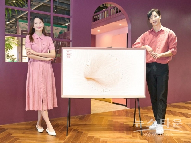 삼성전자 모델이 라이프스타일 TV ‘더 세리프’ 블라썸 핑크 제품을 소개하고 있는 모습 / 사진 : 삼성전자