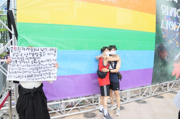 퀴어축제를 즐기는커플
