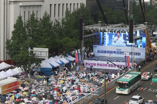 퀴어축제인지 퀴어반대집회 집결인지 모를만큼의 반대집회인파
