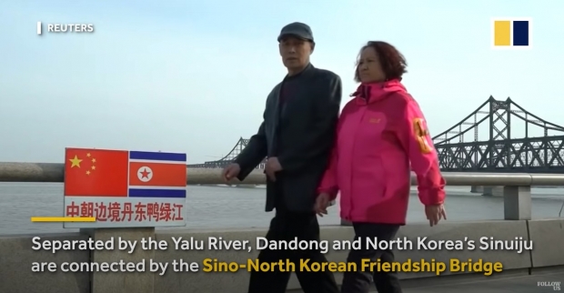 현재 “중국 정부는 북한으로부터의 코로나 유입을 경계하며, 무역 재개에 매우 신중한 입장”이라고 중국 관계자가 말했다며 열차 운행 재개 여부는 불분명하다고 닛케이는 전했다. 사진은 중국 단둥과 북한 신의주를 잇는 북중우호다리 / 사진 : 홍콩 SCMP뉴스 비디오 캡처