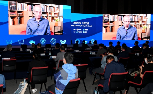 21일 송도컨벤시아에서 열린 '제3회 인천국제해양포럼'에서 역사학자 유발 하라리가 기조연설을 하고 있다.