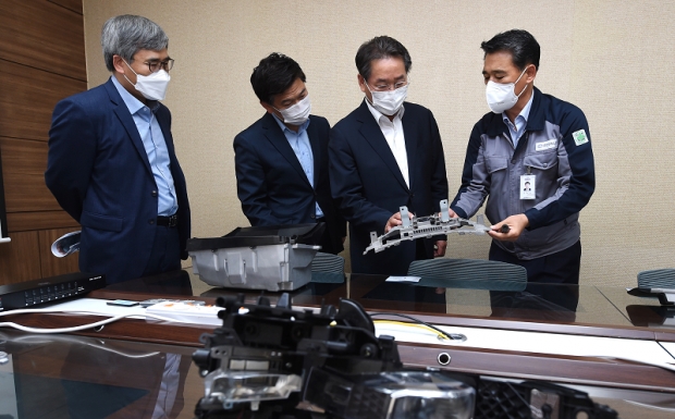 6·1 지방선거에서 희소금속 산업기반 구축과 뿌리 산업 지원을 공약했던 유정복 인천시장이 취임 사흘 전(6월28일) 남동공단 소재의 뿌리기업, ㈜ 한라캐스트에 방문해 생산품에 대한 설명을 듣고 있다.