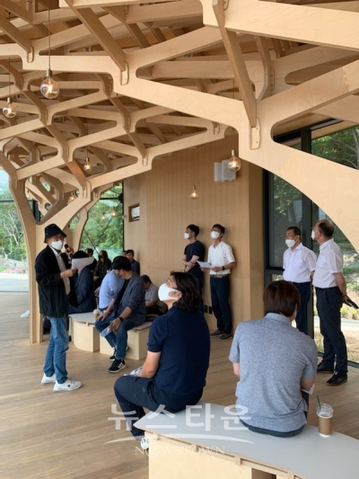 최삼영 진주시 총괄계획가가 탄소중립시대의 건축이 나아가야 할 방향에 대해 설명하고 있다.
