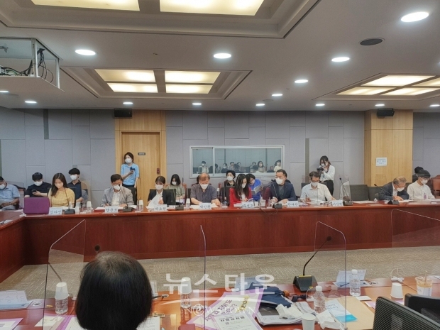 발표와 발제자 (출처:바로서다)