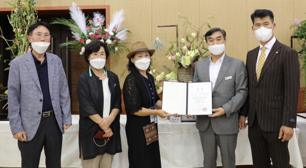 K-ROSE 경진대회′ 대상 수상(정수영 경기도장미연구연합회 회장, 최미용 기술보급국장, 김자은 씨-대상수상자, 김석철 경기도농업기.J