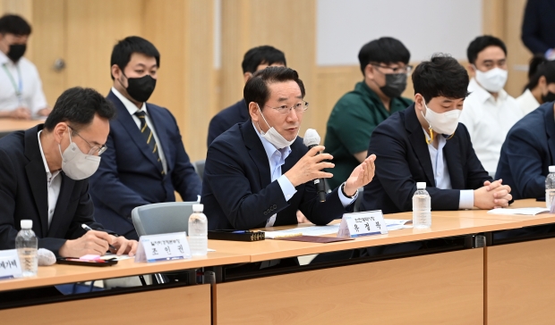 유정복 인천광역시장이 26일 시청 대회의실에서 열린 '일자리창출 우수기업 인증서 수여식'에서 기업 관계자들과 간담회를 하고 있다.
