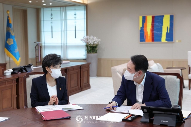 박순애 교육부장관이 유석열 대통령에게 보고 / 사진 : 용산 대통령실
