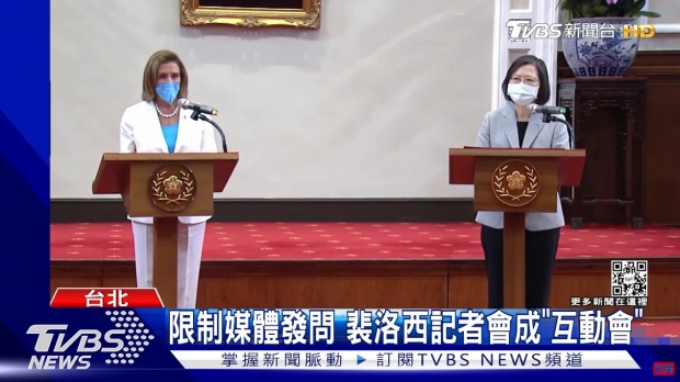 전쟁은 장기화될 수 있고, 중국을 장기간에 걸쳐 국제적인 왕따(pariah)로 만들고, 중국 경제를 죽일 수도 있다. 인민해방군이 승리한다면, 중국의 당국에 분개하는 수백만 명의 대만  사람들이 살고 있는 거대한 대만 섬을 점령하게 될 것이며, 그것은 엄청난 재앙이 될 것이라는 것을 베이징의 똑똑한 사람들은 알 것이다.  / 사진 : 펠로시 하원의장과 차이잉원 대만 총통, 타이베이,/ 현지 TVBS 뉴스 비디오 캡처