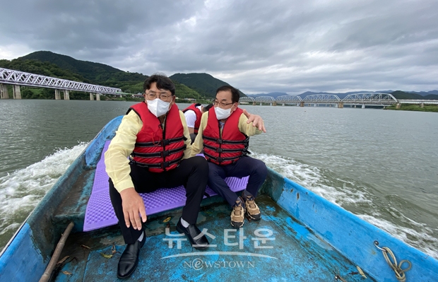 홍태용 김해시장이 8월 3일 오후 김해시 상수원인 생림면 창암 일원 낙동강의 녹조 발생 상황을 살폈다. 먹는 물에 대한 시민들의 우려가 높을 것으로 보고 여름휴가 중임에도 취수탑, 침사지, 강변여과수 등 취수공정 전반을 긴급 점검했다.