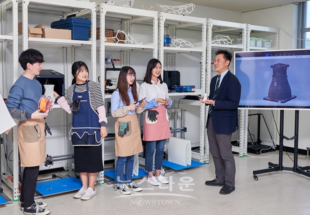 순천향대학교 이태희 건축학과 교수가 건축학과 실습실에서 학생들과 ‘첨성대’ 건축 모형 설계에 대한 실습을 진행하고 있는 모습.