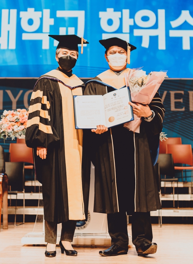 (오른쪽부터) 엘리아잘 페니튼 박사와 지도교수인 김현희 교수. 지난 2월 삼육대 2021학년도 전기 학위수여식에서 기념사진을 찍고 있다..