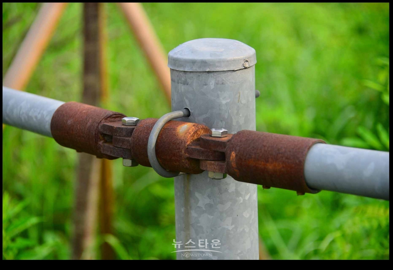 녹슬은 쇠철판은 환경오염의 주범