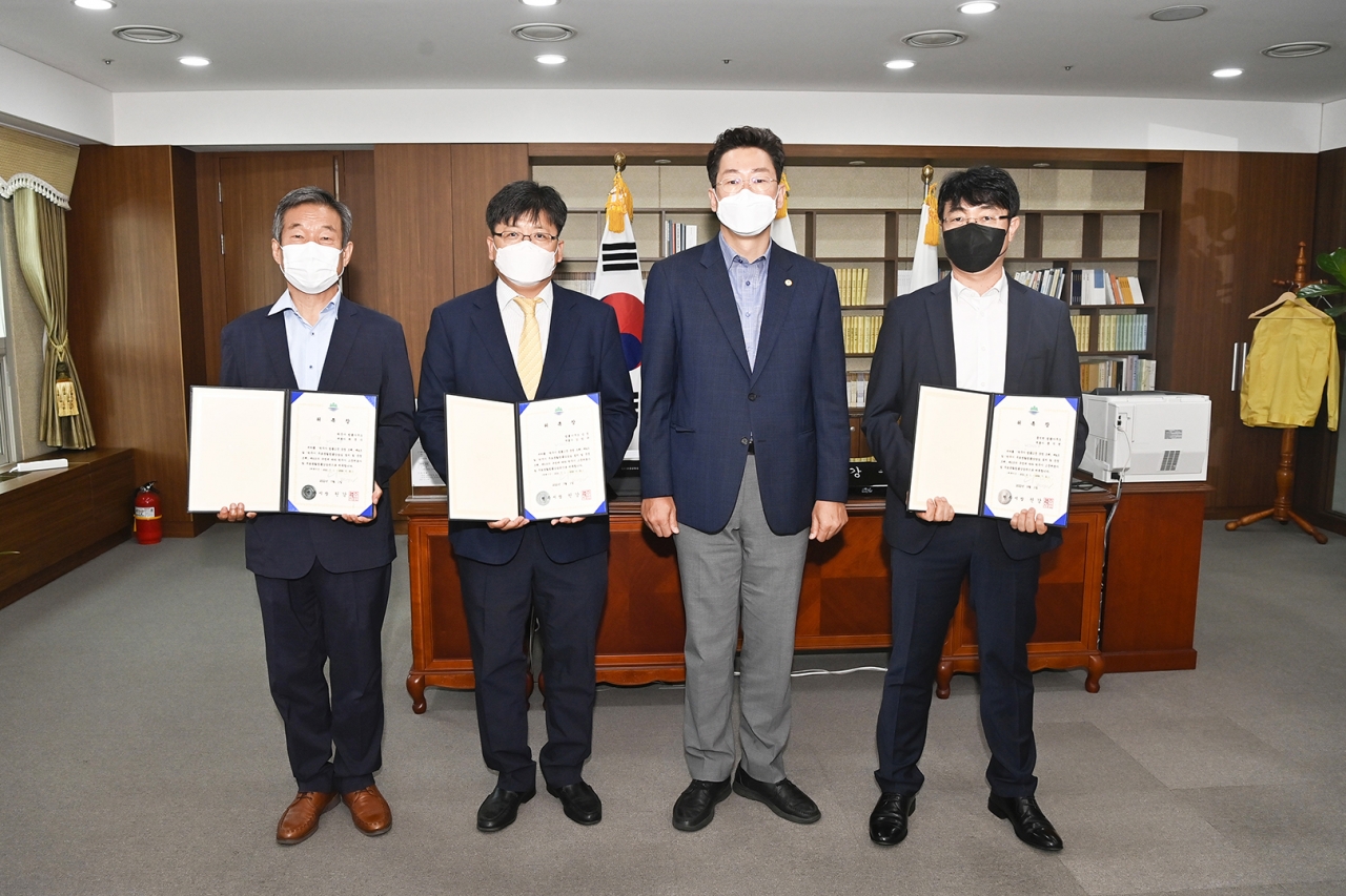 좌측부터 최문수 변호사, 김창규 변호사, 원강수 원주시장, 홍석헌 변호사