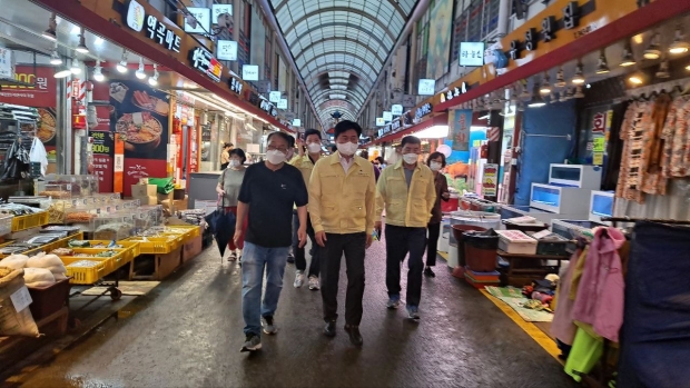조용익 부천시장은 관내 피해가 큰 전통시장을 방문해 피해 상황을 파악하고 복구 대책을 지시했다(역곡시장 방문 모습),
