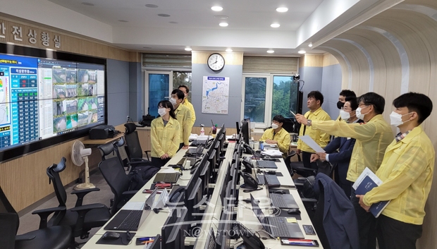 박경귀 아산시장이 8월 11일 아산시 재난안전대책본부를 찾아 비상근무 공무원을 격려하고 기상 상황 및 전망, 주요 위험시설 피해 사항에 대한 대응조치 등을 보고 받았다. 박 시장은 ”시민들의 생명을 보호하고 재산피해가 발생하지 않도록 최선을 다해달라”고 당부했다.
