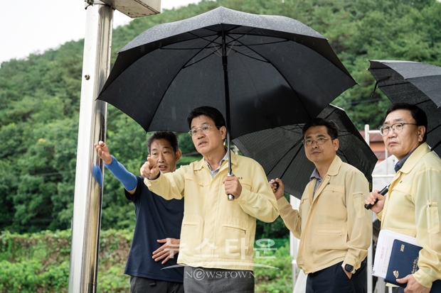 김돈곤 청양군수가 지난 8월 10일 집중호우를 뚫고 장평면 소재 분향배수장을 방문해 주요 시설의 가동·정비 상황을 긴급 점검했다. 김 군수는 “매년 예상치 못한 폭우가 쏟아져 피해를 주는 만큼 철저한 사전 대비가 필요하다”고 주문했다.