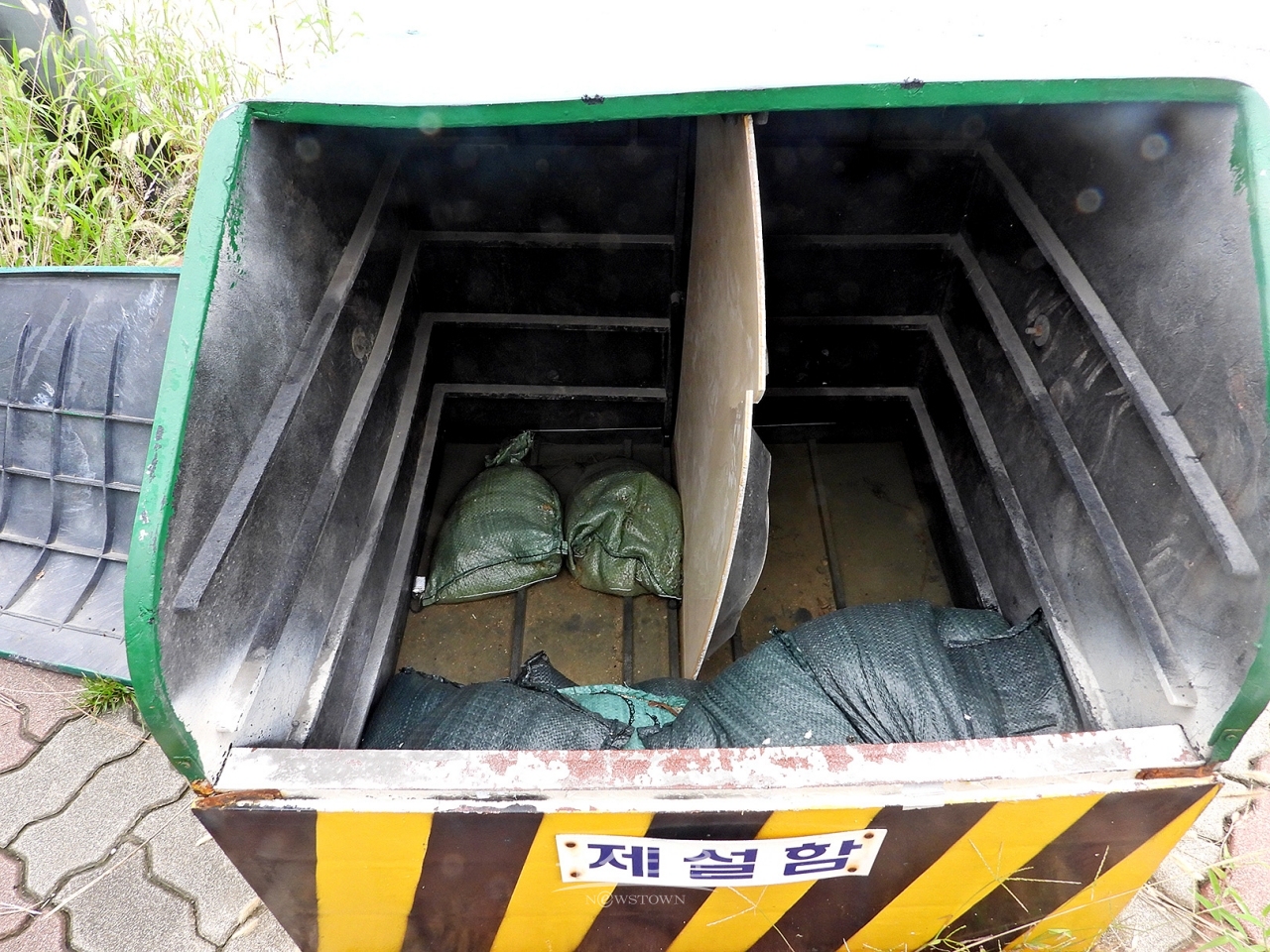 문막읍 경사도로에 “제설함” 파손된 체 수개월째방치