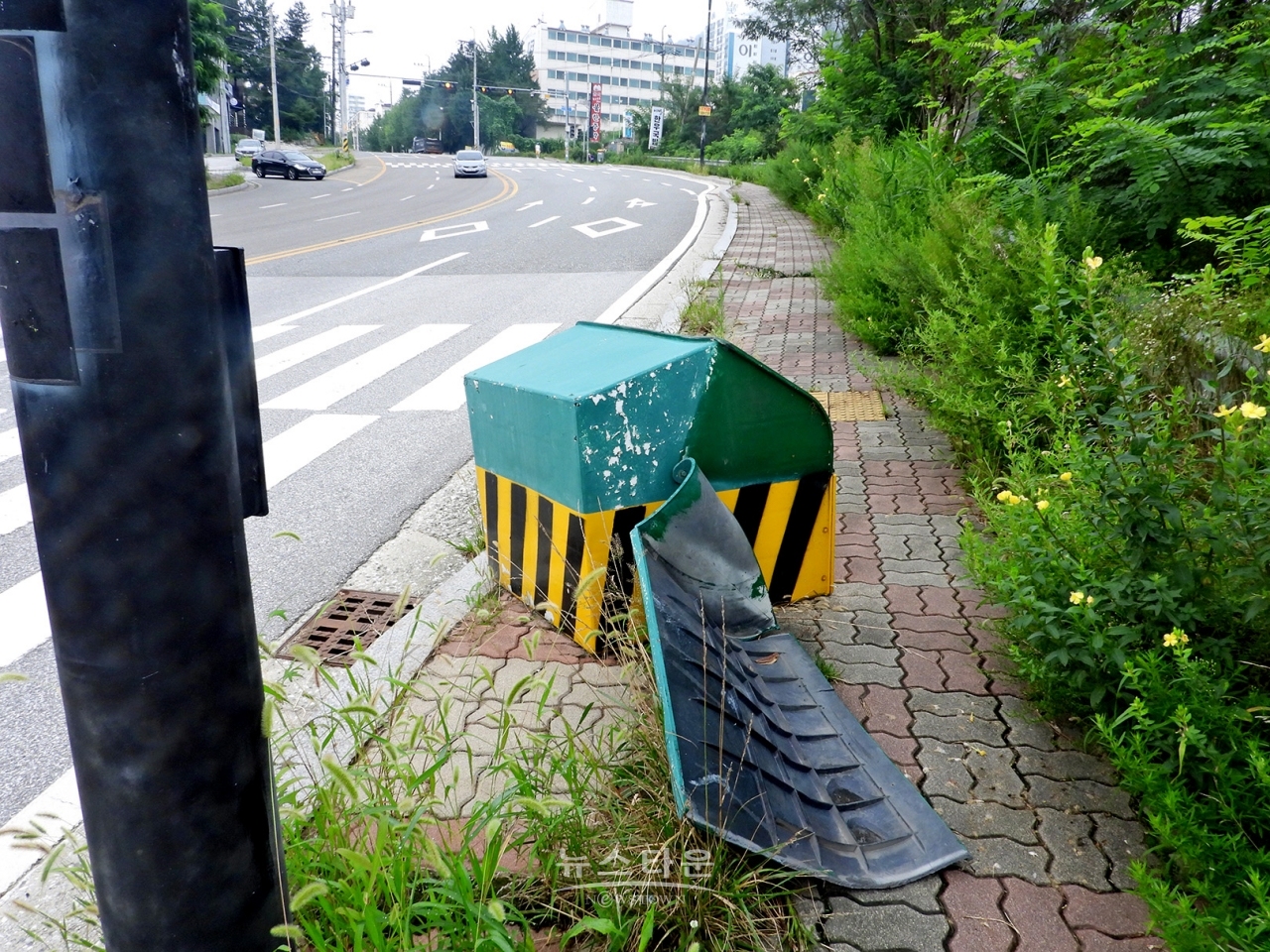 문막읍 경사도로에 “제설함” 파손된 체 수개월째방치