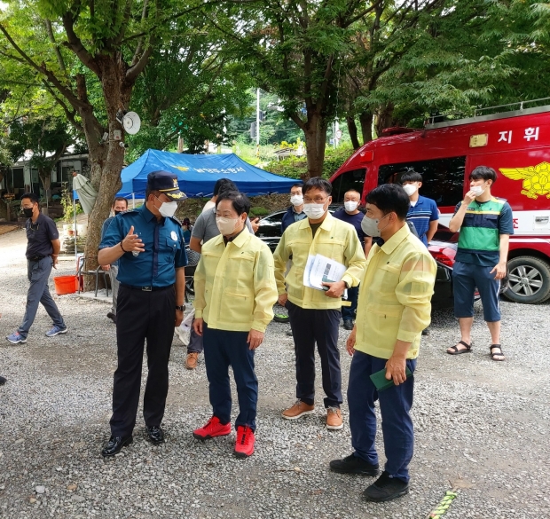 주광덕 남양주시장, 실종자 찾기 위해 직접 수색에 나서_현장지휘본부를 방문한 주광덕 남양주시장(가운데)