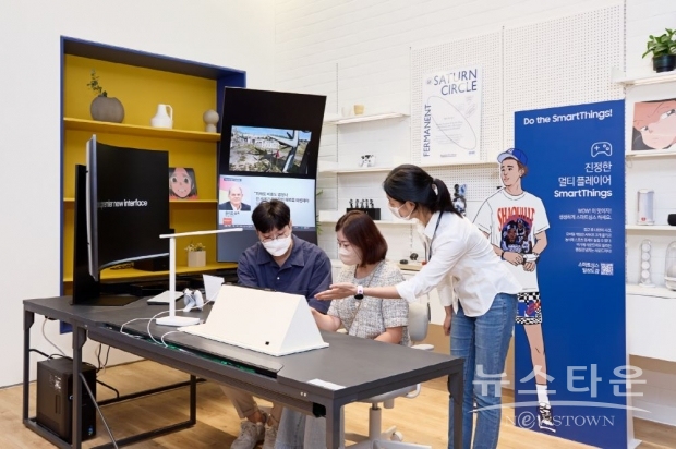 삼성전자가 다양한 멀티 디바이스 경험을 매장에서 직접 확인해볼 수 있는 ‘스마트싱스’ 체험공간을 주요 매장에 선보인다고 18일 밝혔다. 서울 강남구에 위치한 삼성 디지털프라자 강남본점의 스마트싱스 특화 체험존의 모습 / 사진 : 삼성전자
