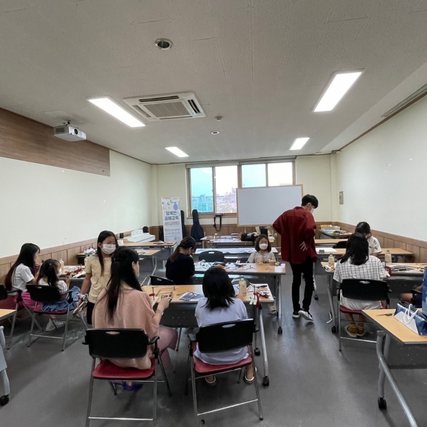 지난 18일 청소년수련관에서 학생들이 공예수업에 열중하고 있다.