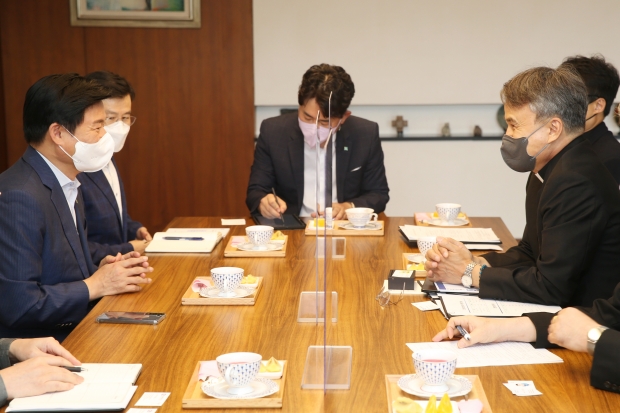 조용익 부천시장이 가톨릭대학교를 직접 방문해 상호발전을 위한 간담회를 가졌다