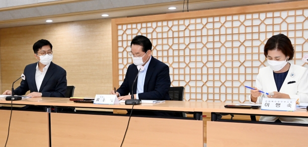 유정복 인천광역시장이 29일 시청 대회의실에서 열린 '2022년 9월 확대간부회의'에 앞서 청렴서약서에 서명을 하고 있다.