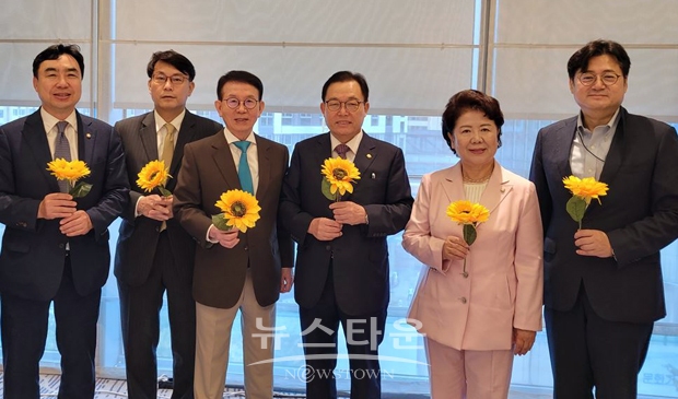선플재단 선플운동본부가 8월 29일 21대 여야 국회의원들이 참석한 가운데 ‘21대 국회 하반기 선플위원회 출범 및 조찬간담회’를 개최했다. 사진) 좌측부터 윤관석 국회산자위원장, 윤상현 국회정무위원, 민병철 선플재단 이사장, 이채익 국회행안위원장, 서정숙 국회보건복지위원, 홍익표 국회문광위원장