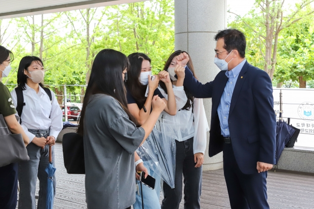 29일 2학기 개강 맞이 ‘인하세컷’ 행사에서 조명우 인하대학교 총장이 학생들과 파이팅을 하고 있다.
