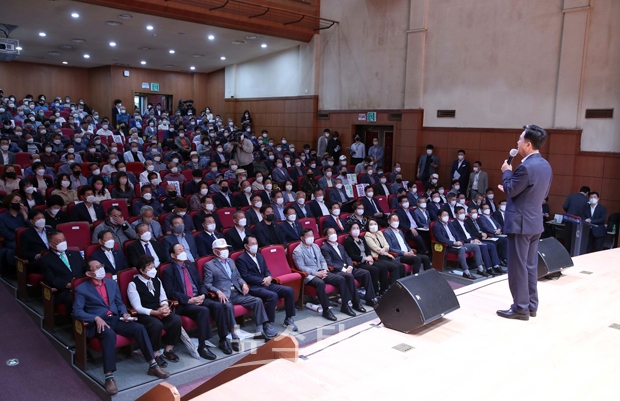 김태흠 충남도지사는 서산 문화회관에서 이완섭 시장과 시민 등 500여 명이 참석한 시민과의 대화를 통해 20년 묵은 도민의 숙원인 서산공항을 완성해 국제 관광벨트로 발돋움 하겠다고 밝혔다.