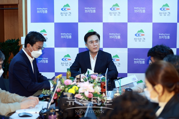 김태흠 충남도지사가 8월 31일 오후 3시 민선 8기 시군 방문지인 청양군을 찾았다. 김 지사는 2층에 마련된 브리핑룸에서 출입기자들과 도정에 대한 간담회를 진행했다.