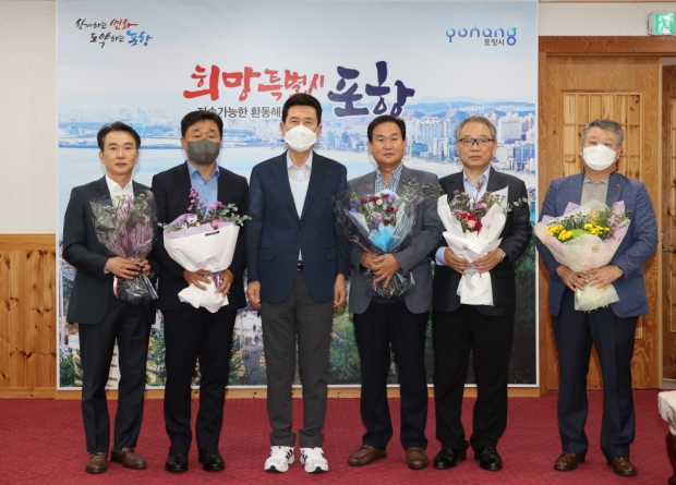 좌측부터 최윤성 한국해상화재 손해사정대표, 박동언 A1 손해사정대표, 이강덕 포항시장,      유상길 다스카 손해사정대표, 강성열 세종 손해사정대표, 이창호 태양화재특종 손해사정대표