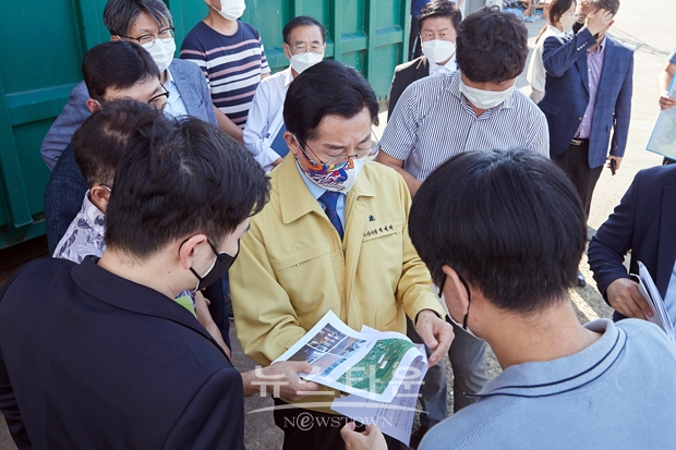 박경귀 아산시장이 지난 9월 1일 국지성 집중호우로 인해 피해가 발생한 실옥동 소재 공장을 방문해 현장 점검에 나섰다.