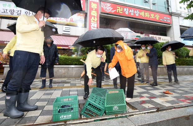 유정복 인천광역시장이 5일 미추홀구 제일시장에서 제11호 태풍 '힌남노' 대비 현장점검을 하고 있다.