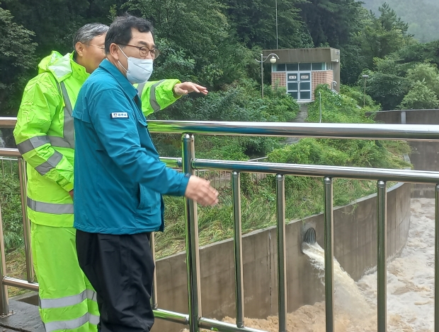 주낙영 경주시장이 6일 오전 태풍 ‘힌남노’로 저수율이 올라간 송선 저수지를 찾아 관계 공무원들에게 안전조치를 당부하고 있다.