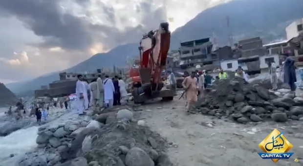홍수 피해지역 주민들이 복구작업을 하고 있다 / 사진 :  현지 뉴스사이트