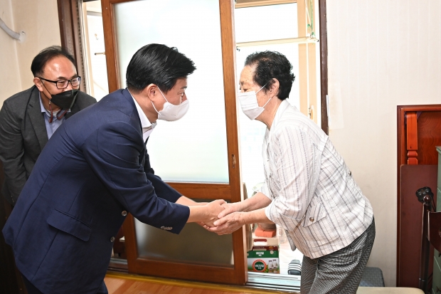 조용익 부천시장과 어르신이 악수를 하며 덕담을 나누고 있다