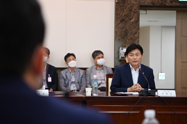 조용익 부천시장이 8일 오후 국토교통부-1기 신도시 지자체장 간담회에서 발언하고 있다