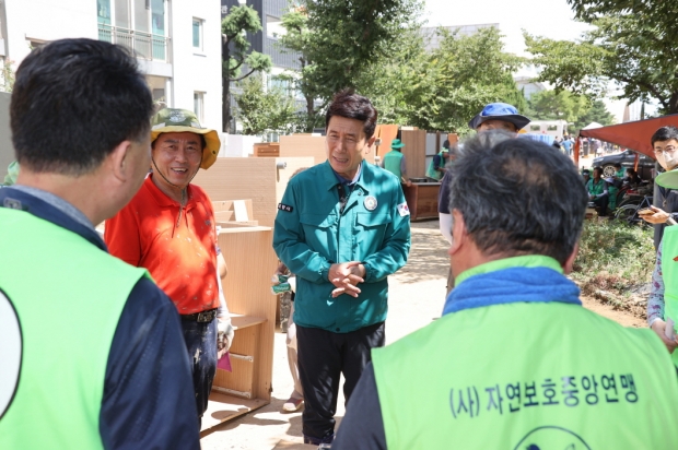 이강덕 포항시장이 권기창 안동시장과 봉사단에게 피해복구 지원에 대해 감사 인사를 하고 있다