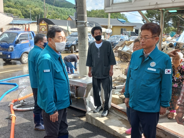 임곡마을을 점검하고 있는 (왼쪽부터) 주낙영 경주시장, 이철우 경상북도지사