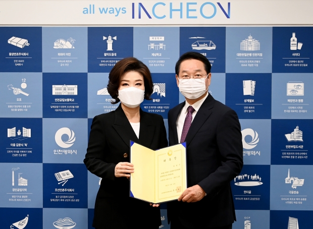 유정복 인천광역시장이 13일 시청 접견실에서 인천영상위원회 백현주 운영위원장 및 신규임원에게 위촉장을 수여하고 있다.