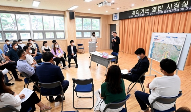유정복 인천광역시장이 13일 남동구 서창2동 행정복지센터에서 열린 '찾아가는 열린 시장실'에서 제2경인선 사업 추진에 대한 온라인 열린시장실 시민의견에 답변하고 있다.