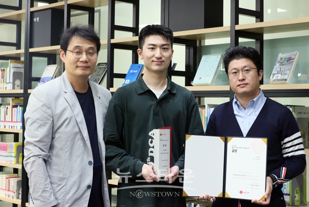 호서대학교 경영학부 3학년 하헌철 학생이 제39회 ‘DCA 대학생광고대상’ 기획 부문에서 금상을 수상했다. 사진) 좌측부터 김재진 경영학부장, 하헌철 학생, 김협 마케팅 담당 교수