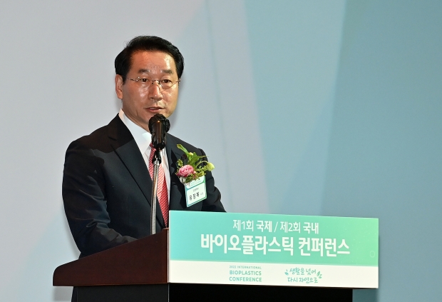 유정복 인천광역시장이 14일 송도컨벤시아에서 열린 2022 바이오플라스틱 컨퍼런스에서 환영사를 하고 있다.