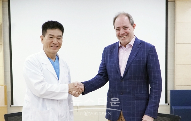 강남베드로병원이 지난 9월 15일 병원 대회의실에서 브라질의 시리노 나바네스 종합병원과 의료협력을 위한 업무협약을 체결했다. 사진) 좌측부터 강남베드로병원 윤강준 대표원장, 브라질 시리노 나바네스 종합병원 로미오 파들 박사