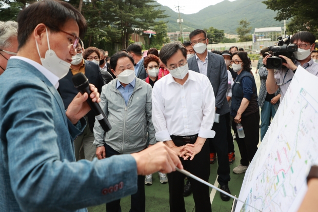 경기도 관계자로부터 지방도 387호선 사업에 대한 보고를 받고 있는 주광덕 남양주시장(왼쪽)과 김동연 경기도지사(오른쪽)