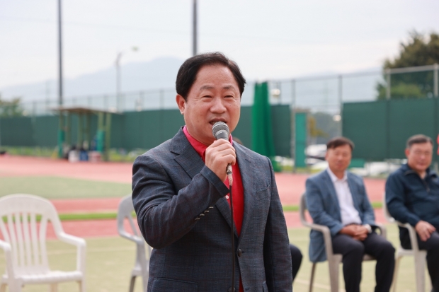 제16회 남양주시장기 테니스대회’에 참석해 동호인들에게 인사하고 있는 주광덕 남양주시장.