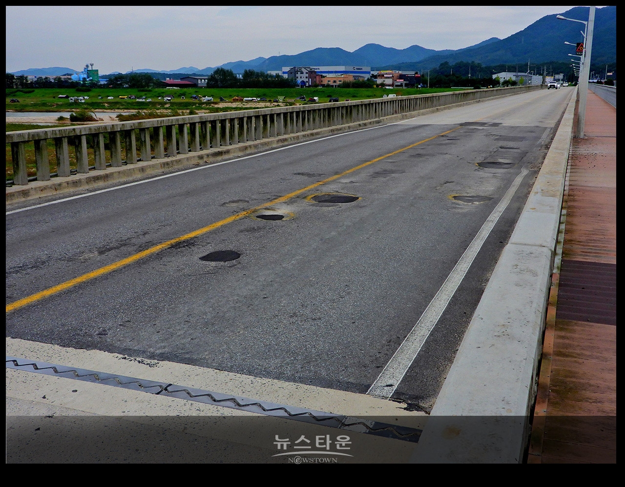 문막교 매달 포트홀 보수공사로 불안