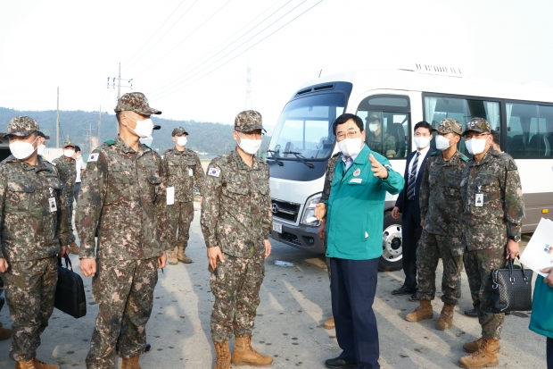 16일 오후 경주시 천북면 신당리 시설재배 농가를 찾은 박정환 육군참모총장이 주낙영 경주시장과 함께 군병장병들을 격려하고 수해 주민들을 위로하고 있다.